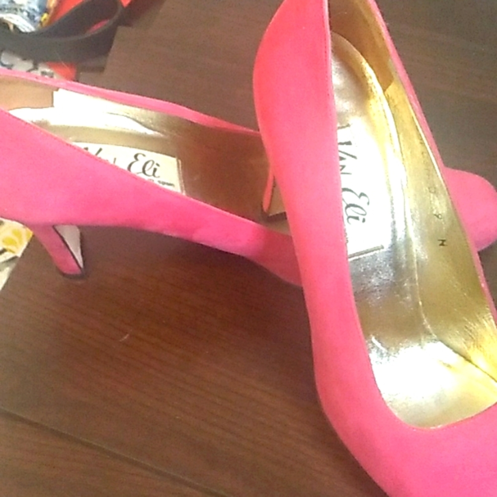 Like new pink pumps all suade leather sole